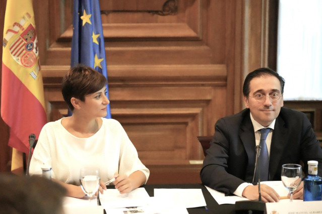 La ministra de Política Territorial, Isabel Rodríguez, y el ministro de Asuntos Exteriores, Unión Europea y Cooperación, José Manuel Albares, en la CARUE