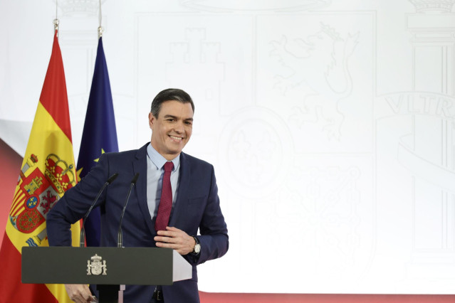 Archivo - El presidente del Gobierno, Pedro Sánchez, presenta el informe de rendición de cuentas del Gobierno de España correspondiente a 2021, ‘Cumpliendo’, en La Moncloa, a 29 de diciembre de 2021, en Madrid, (España). Con este documento se pone a dispo
