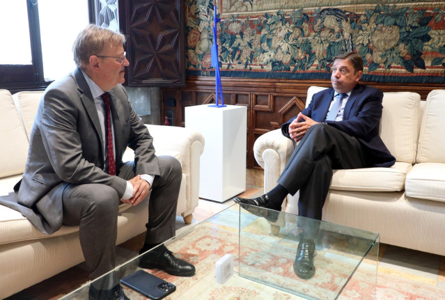 El ministro de Agricultura, Luis Planas, (d) y el president de la Generalitat, Ximo Puig