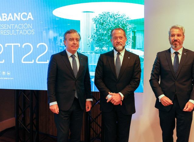 De izquierda a derecha, el consejero delegado de Abanca, Francisco Botas Ratera; el presidente, Juan Carlos Escotet Rodríguez, y el director general financiero, Alberto de Francisco Guisasola, durante la presentación de los resultados de segundo trimestre