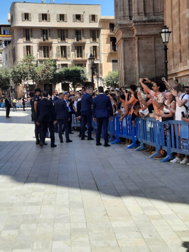 El rey Felipe VI, a su salida de La Almudaina saludando a la gente.