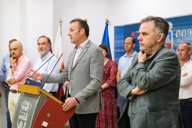 Archivo - El consejero de Desarrollo Rural, Guillermo Blanco, y el director de Biodiversidad, Antonio Lucio, en la rueda de prensa para comunicar las autorizaciones para etxraer lobos en algunas zonas de Cantabria