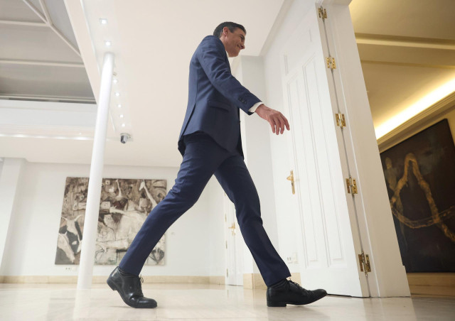 El presidente del Gobierno, Pedro Sánchez, a su salida del Complejo de La Moncloa, tras presentar el primer informe de rendición de cuentas 2022 del Gobierno de España, a 29 de julio de 2022, en Madrid (España).