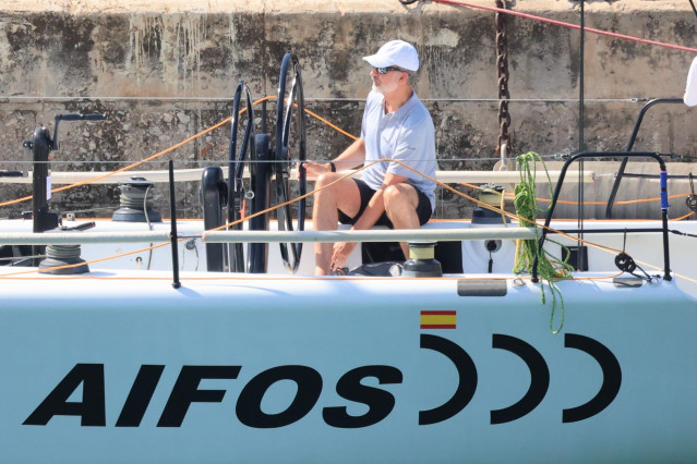El Rey Felipe VI embarca 