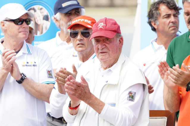 Archivo - El Rey emérito Juan Carlos durante su visita a Sanxenxo