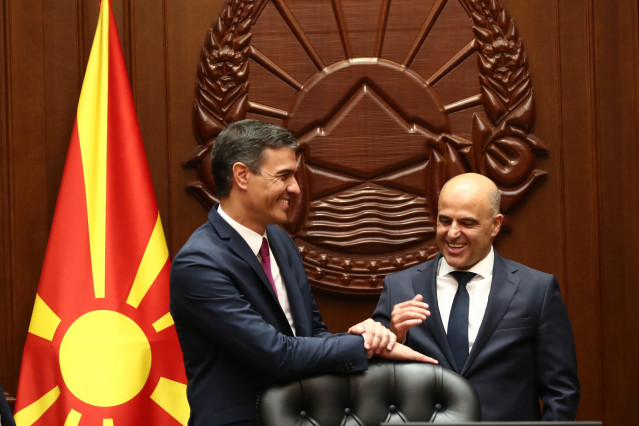 El presidente del Gobierno, Pedro Sánchez, con el primer ministro de Macedonia del Norte, Dimitar Kovacevski, durante su visita oficial a Skopje.