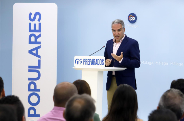 El coordinador general del PP, presidente provincial y diputado autonómico, Elías Bendodo, ofrece una rueda de prensa tras mantener una reunión con alcaldes y portavoces municipales a 2 de agosto de 2022 en Málaga (Andalucía, España)