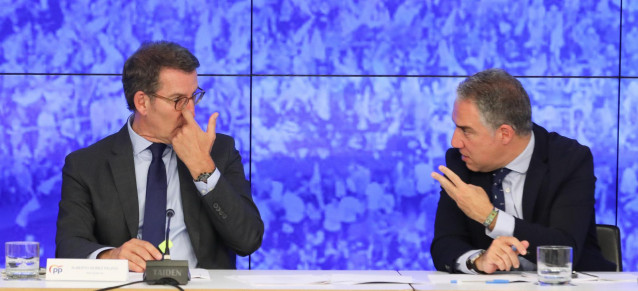 El presidente del PP, Alberto Núñez Feijóo, y el coordinador General del PP, Elías Bendodo, durante la reunión del Comité Ejecutivo Nacional del Partido Popular, en la sede de Génova, a 26 de julio de 2022, en Madrid (España).