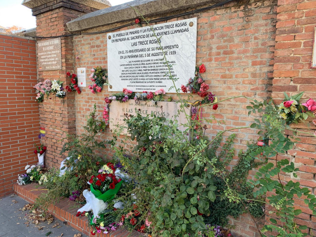 Archivo - Monumento en homenaje a las Trece Rosas en el Cementerio de la Almudena