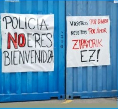 Carteles contra la Ertzaintza aparecidos en el barrio de Romo, en Getxo (Bizkaia).