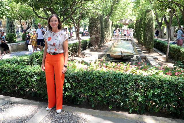 La ministra de Industria, Comercio y Turismo, Reyes Maroto, posa durante su visita a los jardines de s´Hor del Rei de Palma.