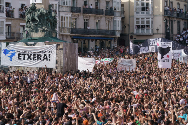 Carteles por los presos de ETA durante la bajada del Celedón, en la plaza de la Virgen Blanca, a 4 de agosto de 2022, en Vitoria-Gasteiz, Álava