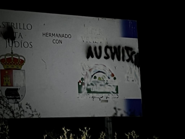 Pintadas antisemitas en uno de los carteles de Castrillo Mota de los Judíos (Burgos).