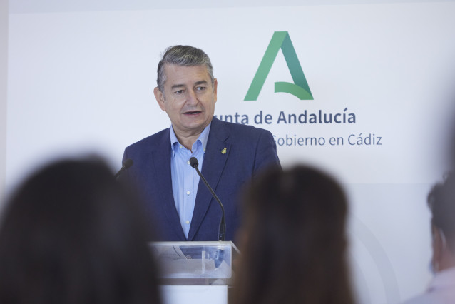 El consejero de Presidencia, Interior y Diálogo Social de la Junta de Andalucía, Antonio Sanz, atiende a los medios de comunicación durante visita el nuevo Hospital de Día Quirúrgico de Jerez de la Frontera