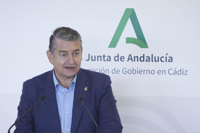 El consejero de Presidencia, Interior y Diálogo Social de la Junta de Andalucía, Antonio Sanz, atiende a los medios de comunicación durante visita el nuevo Hospital de Día Quirúrgico de Jerez de la Frontera