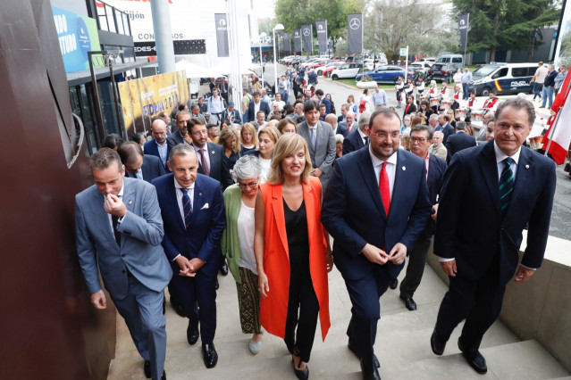 Pilar Alegría y Adrián Barbón, en el centro