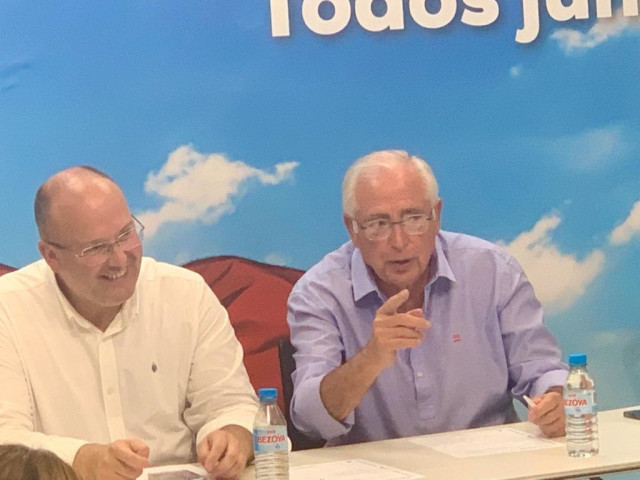 El presidente del Partido Popular de Melilla, Juan José Imbroda (derecha)