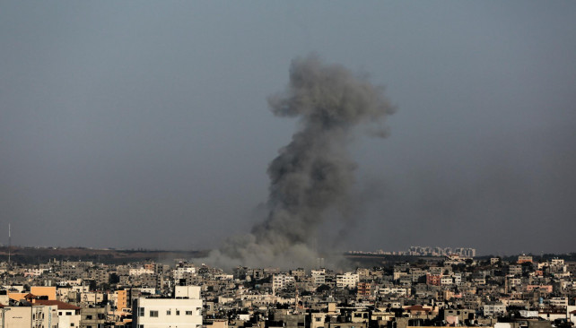 Humareda tras un bombardeo israelí sobre la Franja de Gaza