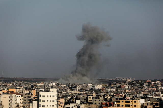 Humareda tras un bombardeo israelí sobre la Franja de Gaza
