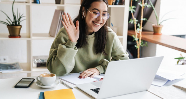 Archivo - Imagen recurso mujer joven con ordenador portatil