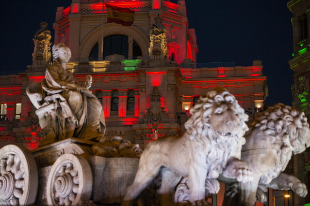 Archivo - Imagen de recurso de la Fuente y el Palacio de Cibeles iluminados.