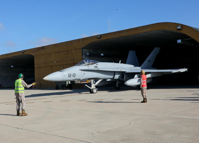 Archivo - Avión EF 18-M en la base de Torrejón de Ardoz (Madrid)