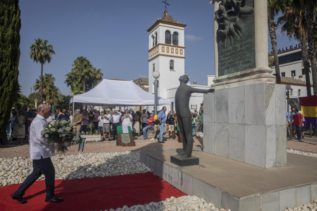 El vicepresidente de la Fundación Blas Infante, Javier Delmás Infante, en la ofrenda floral durante el acto por el 86 aniversario del fusilamiento de Blas Infante.