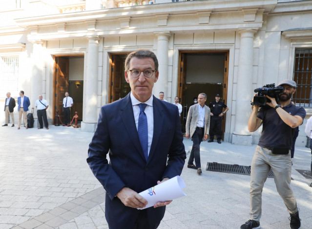 El presidente del PP, Alberto Núñez Feijóo, a su llegada para hacer balance del curso político del Partido Popular, a las puertas del Senado, a 28 de julio de 2022, en Madrid (España).