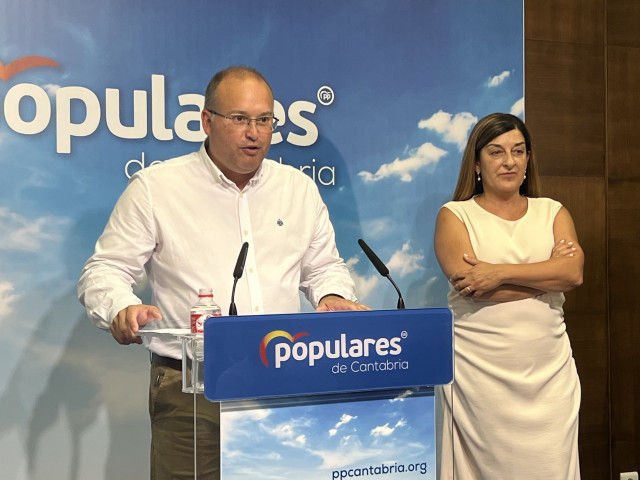 El vicesecretario de Organización Territorial del PP, Miguel Tellado, con la líder del PP de Cantabria, María José Sáenz de Buruaga