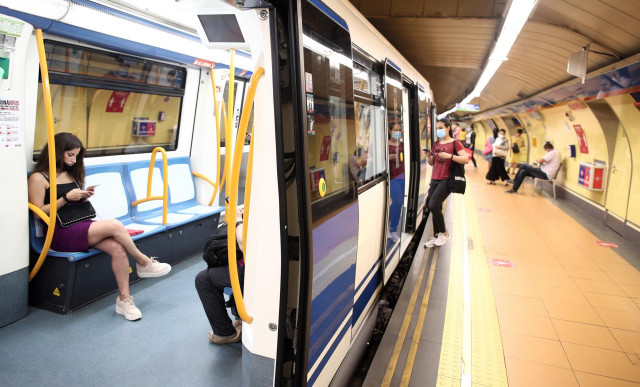 Archivo - Pasajeros en un tren parada en el andén de la estación de Metro de San Bernardo, en Madrid (España), a 22 de junio de 2020.