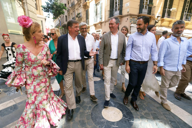 El Ministro de Agricultura, Pesca y Alimentación, Luis Planas (2i),  visita la Feria de Málaga, junto al secretario general del PSOE de Andalucía, Juan Espadas (c), y el secretario general del PSOE de Málaga, Daniel Pérez