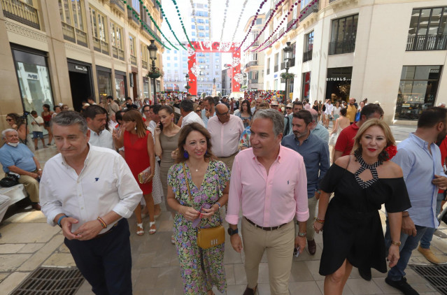 El presidente del PP de Málaga y coordinador general de PP, Elías Bendodo (2d), durante su recorrido en la Feria de Málaga.