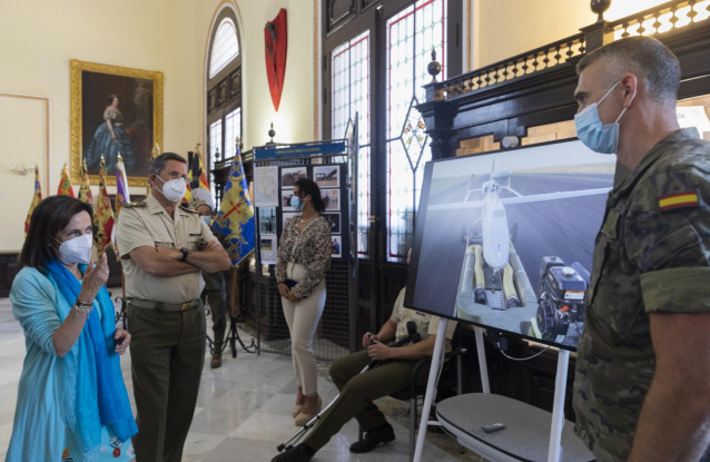 La ministra de Defensa, Margarita Robles, este miércoles en Sevilla durante la visita al Cuartel General de la Fuerza Terrestre del Ejército de Tierra.