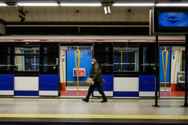 Archivo - Un usuario espera en uno de los andenes de Metro de Madrid durante la tercera semana de confinamiento por coronavirus, donde el número de personas que han utilizado el transporte público de la región en hora punta de esta mañana ha sido de 24.36