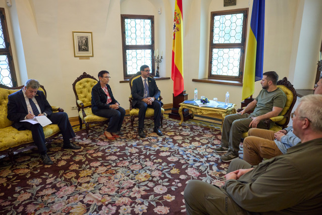 El presidente de Ucrania, Volodimir Zelenski, recibe al embajador de España, Ricardo López-Aranda