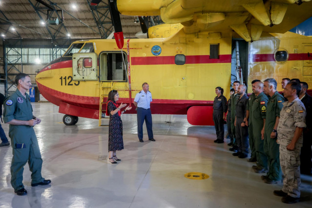 La ministra de Defensa, Margarita Robles, durante su visita al Grupo 43 del Ejército del Aire con base en Torrejón (Madrid)