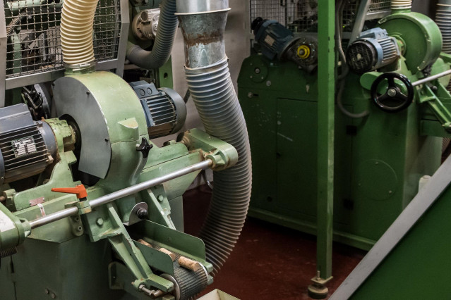 Archivo - Maquinaria para esmerilar los corchos en la fábrica De Maria Taps S.L., en Cassà de la Selva, a 16 de junio de 2022, en Girona, Cataluña (España). De Maria Taps es una empresa especializada en la fabricación y diseño de tapones de corcho de alta