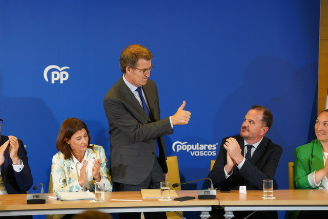 Archivo - El presidente del PP, Alberto Núñez Feijóo, junto al presidente de los populares vascos, Carlos Iturgaiz, en un acto en Bilbao