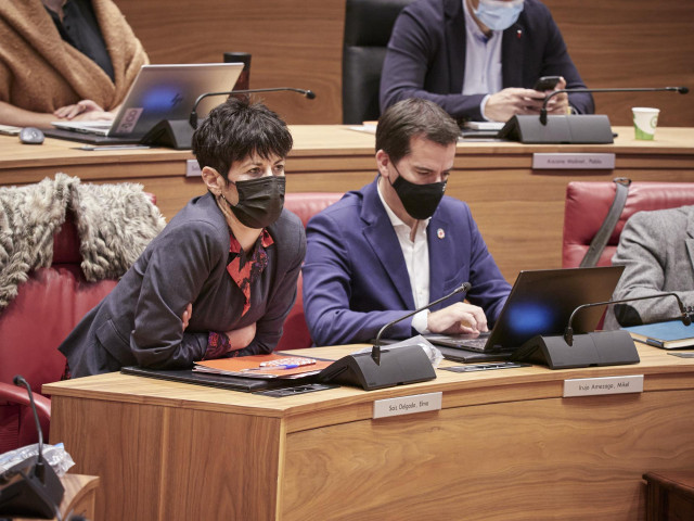 Archivo - La consejera de Economía y Hacienda del Gobierno de Navarra, Elma Saiz, y el consejero de Desarrollo Económico y Empresarial, Mikel Irujo, en el Parlamento de Navarra.