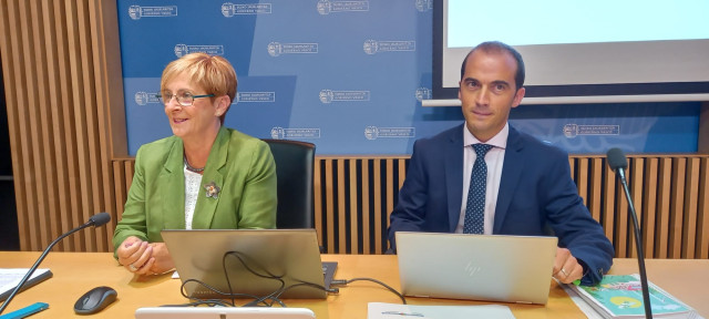 La consejera de Desarrollo Económico, Sostenibilidad y Medio Ambiente, Arantxa Tapia, y el director general del EVE, Iñigo Ansola