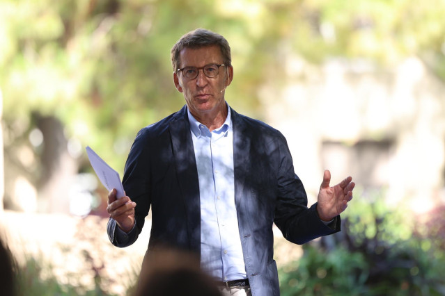 El presidente del Partido Popular, Alberto Núñez Feijóo, clausura el acto ‘Los problemas de las familias en el inicio del curso escolar’, a 1 de septiembre de 2022, en Zaragoza, Aragón, (España).