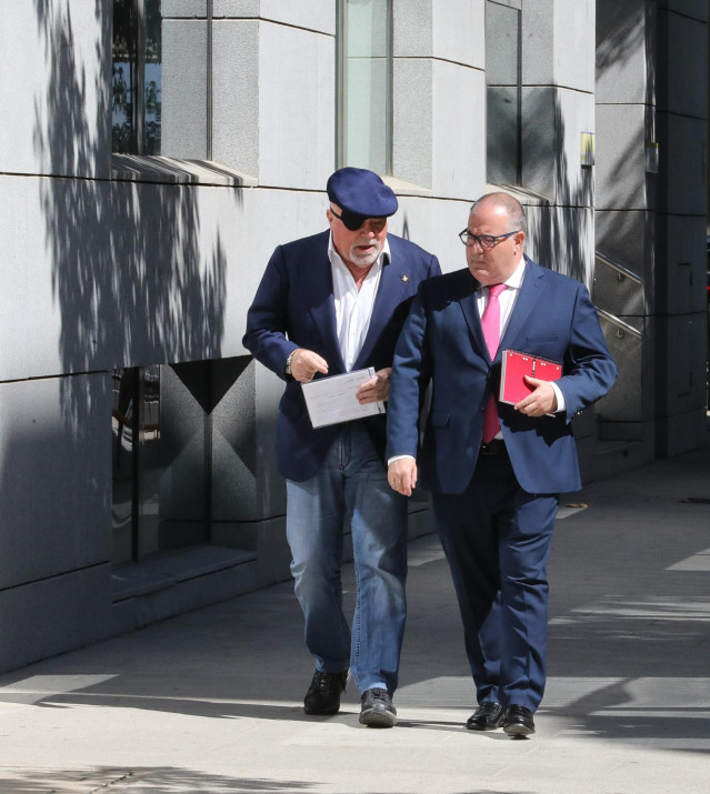 El excomisario de la Policía, José Manuel Villarejo, llega junto al abogado, Antonio José García Cabrera, a la Audiencia Nacional, a 1 de septiembre de 2022, en Madrid (España). La Sección Cuarta de la Sala de lo Penal de la Audiencia Nacional, que juzga