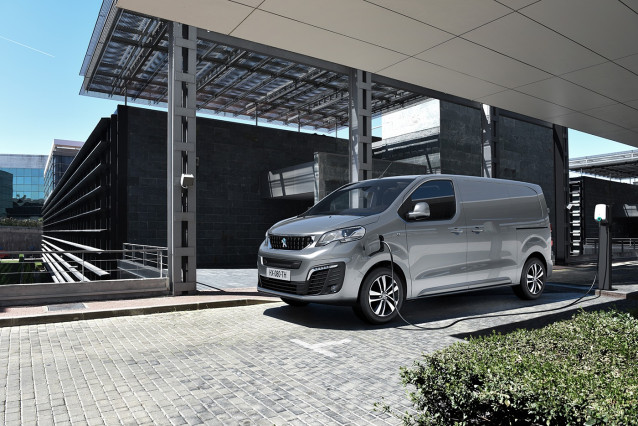 Archivo - Nueva Peugeot e-Expert eléctrica.