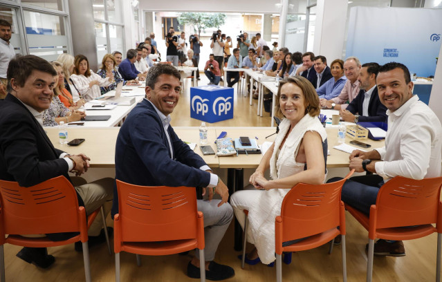 El presidente del PPCV, Carlos Mazón (2i) y la portavoz del PP en el Congreso, Cuca Gamarra (3i)