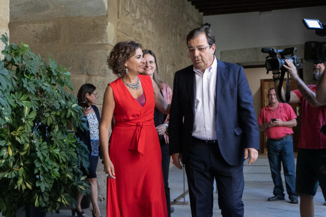 La ministra de Hacienda y Función Pública y vicesecretaria general del PSOE, María Jesús Montero y el presidente de la Junta de Extremadura, Guillermo Fernández Vara, a su llegada a una reunión para inaugurar el inicio del curso político en Mérida, en la