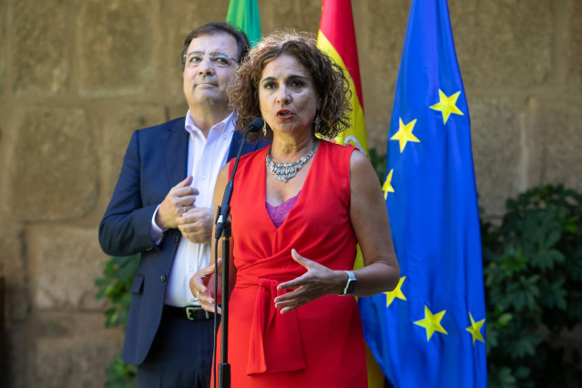 La ministra de Hacienda, María Jesús Montero, y el presidente de la Junta, Guillermo Fernández Vara, tras una reunión en Mérida