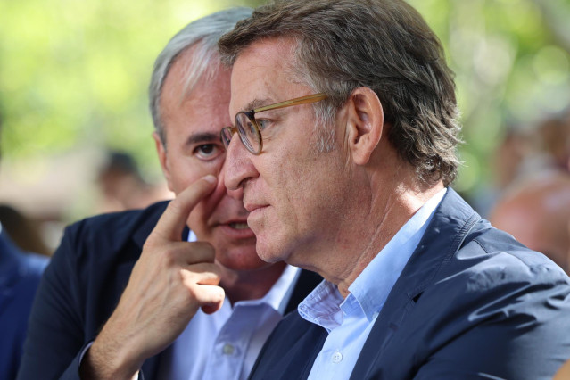 El presidente del PP de Aragón Jorge Azcón (i) y el presidente del Partido Popular, Alberto Núñez Feijóo (d), durante la clausura del acto ‘Los problemas de las familias en el inicio del curso escolar’, a 1 de septiembre de 2022, en Zaragoza