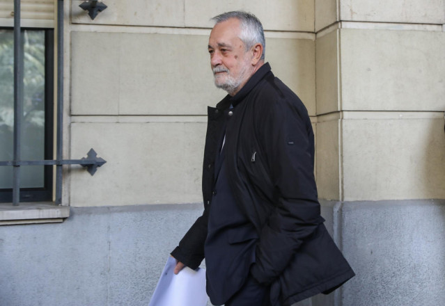 Archivo - Salida de la Audiencia Provincial del ex-presidente de la Junta de Andalucía, José Antonio Griñan.  En Sevilla,  a 19 de noviembre del 2019. (Foto de archivo).