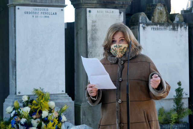 Archivo - La presidenta de COVITE, Consuelo Ordóñrez, interviene durante el responso en memoria de Gregorio Ordóñez en el 27º aniversario de su asesinato en el cementerio de Polloe, a 22 de enero de 2022, en San Sebastián