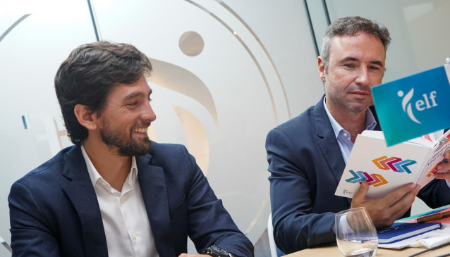 El portavoz de Ciudadanos en el Parlamento Europeo, Adrián Vázquez (i), y el portavoz del proceso de refundación del partido y diputado, Guillermo Díaz.